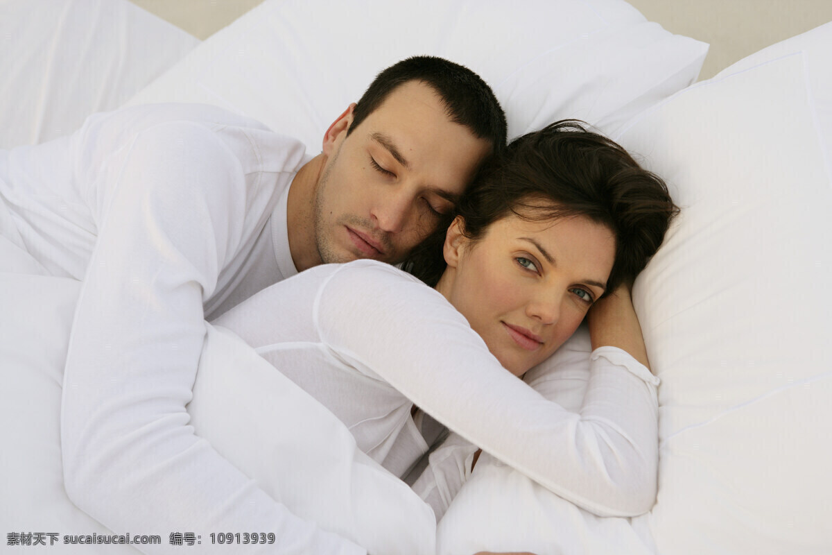 床上 亲密 夫妻 家庭人物 外国男性 男性 男人 女性 女人 外国夫妻 床 酒店 恩爱 幸福 浪漫 暧昧 休息 睡觉 躺着 情侣图片 人物图片