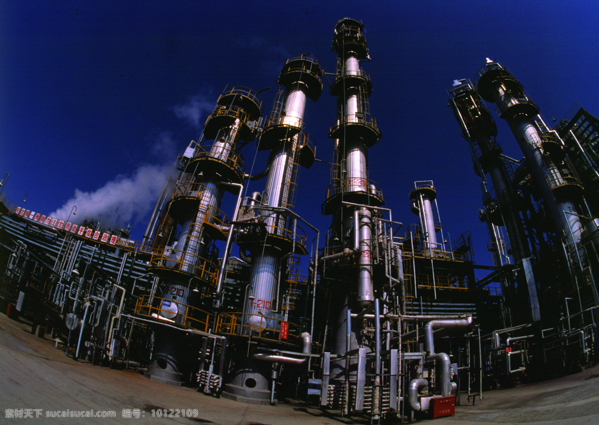 石油天然气罐 石油罐 天然气罐 蓝天 柱体罐 能源 石油管道 天然气管道 管道梯 工业生产 现代科技