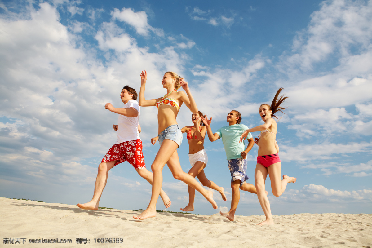 沙滩 奔跑 人物 夏天 夏日 夏季 海滩 外国人 男性 女性 青年男女 景色 美景 风景 摄影图 高清图片 生活人物 人物图片
