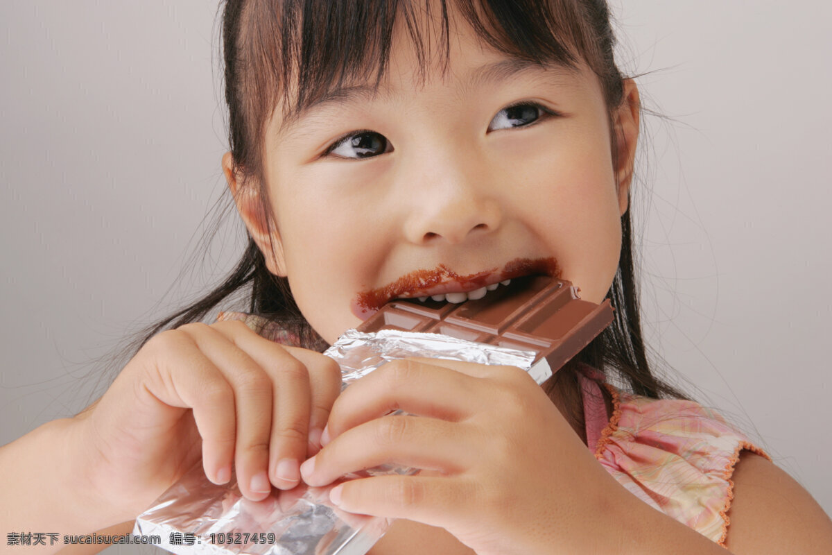 正在 吃 巧克力 小女孩 食物 甜点 诱人 甜品 巧克力块 开心 高兴 生活人物 人物图片