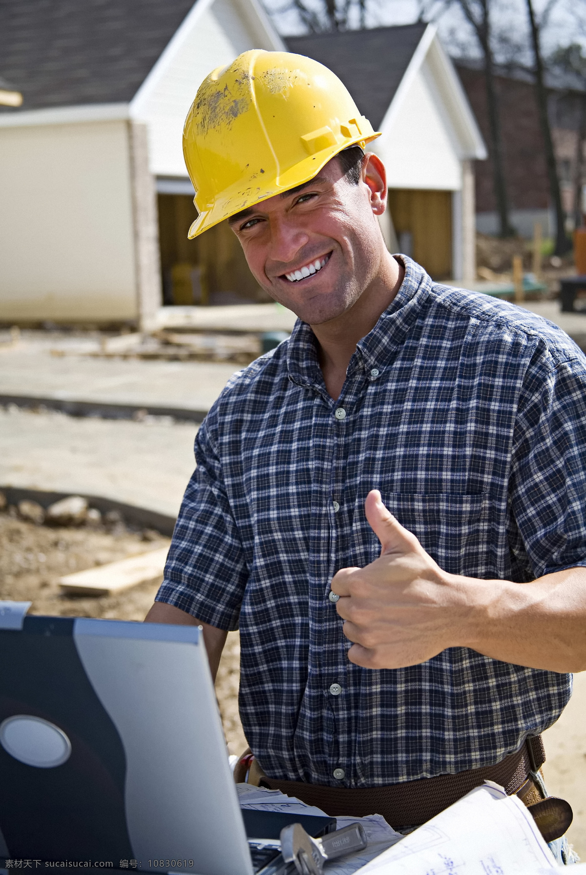 竖起 大拇指 建筑 工人 人物 建筑人物 职业 安全帽 成功 高兴 竖起大拇指 电脑 笔记本电脑 生活人物 人物图片