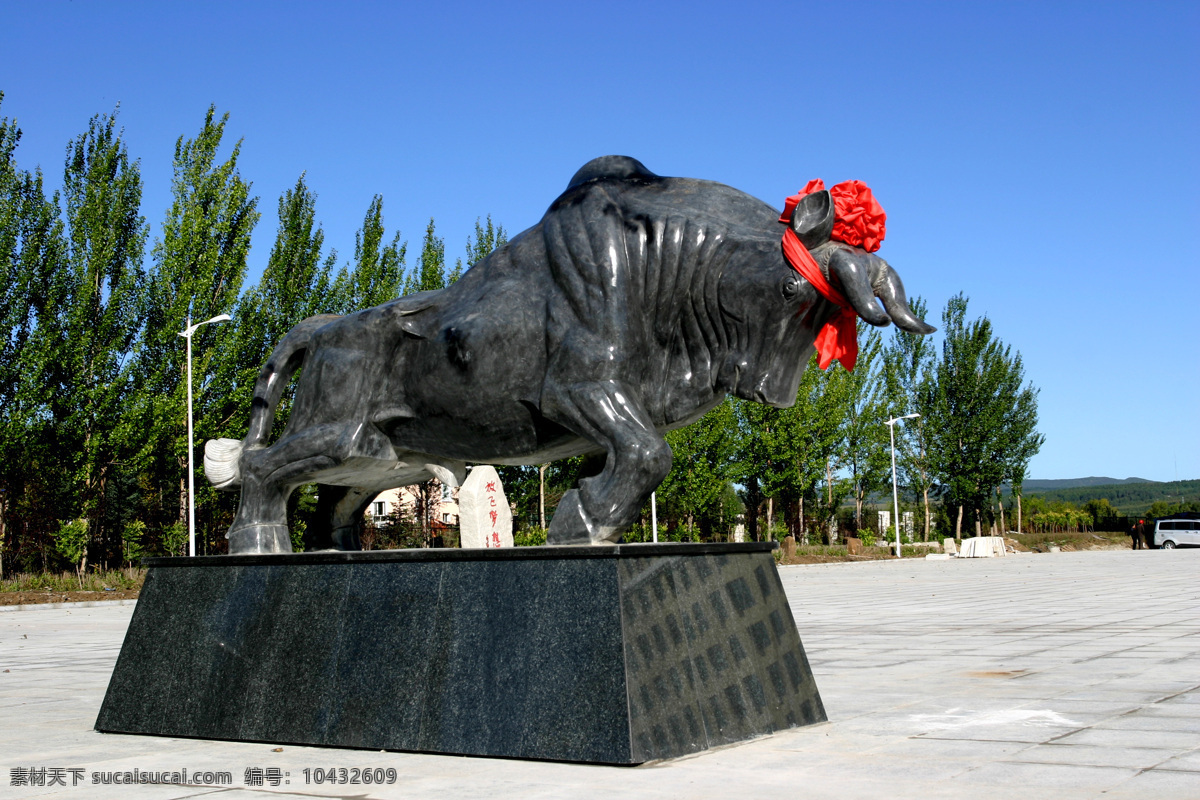 牡丹江大学 拓荒牛 黑龙江 牡丹江 石碑 大门 雕塑 艺术 风景 黑蓝色 石头 红绸带 建筑园林