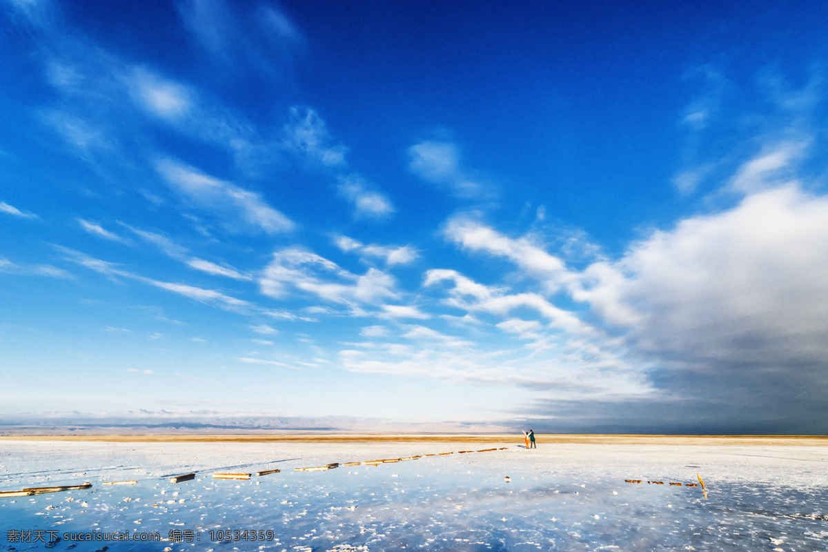 碧空下的海滩 海边 大海 海浪 海水 沙滩 盐滩 蓝天 天空 白云 云彩 云朵 蔚蓝 广远 开阔 风景 自然景观 自然风景