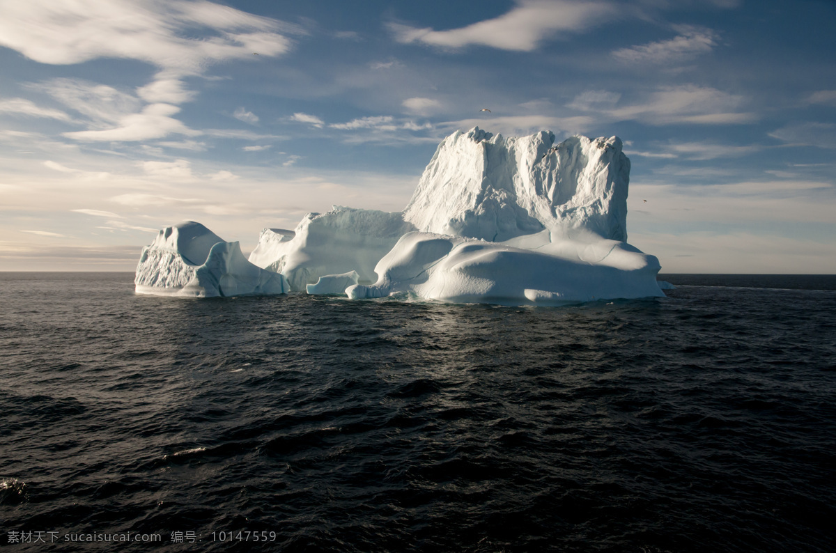 海面 上 一座 冰山 浮冰 冰山风景 冰川 北极冰川 南极冰川 冰川风景 冰水烈火 山水风景 风景图片