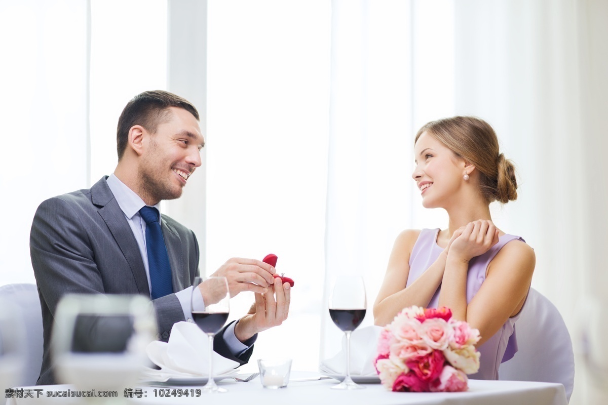 餐厅 内向 女友 求婚 男子 情侣 外国情侣 礼服 亲密 笑容 午餐 情侣素材 情侣图片 人物图片