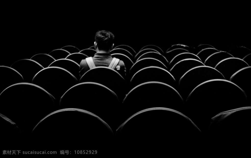 孤独 电影院 背影 电影院背影 戏剧院背影 看电影背影 黑白照片 空旷电影院 一个人看电影 生活百科 生活素材