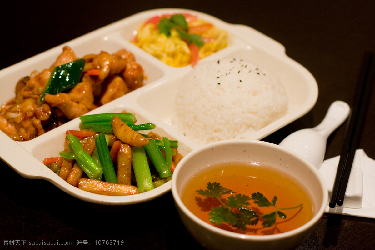 套餐 米饭 鸡肉 可乐 芸豆 土豆 汤 肉段 芹菜 传统美食 餐饮美食