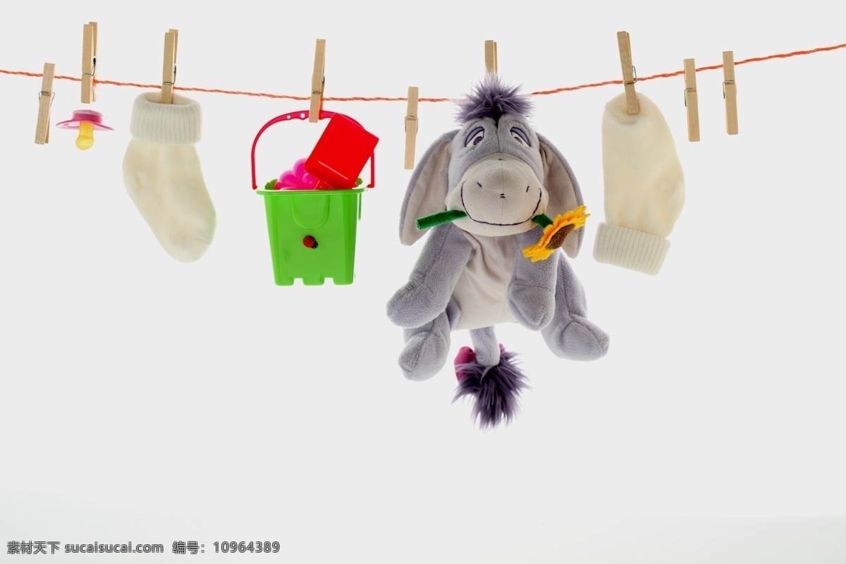 晾 绳上 玩具 袜子 晾绳 绳子 夹子 挂起来的玩具 玩具娃娃 布娃娃 玩具桶 塑料桶 玩具铲子 塑料铲子 衣服 玩具衣服 儿童衣服 奶嘴 儿童玩具 游乐玩具 其他类别 生活百科