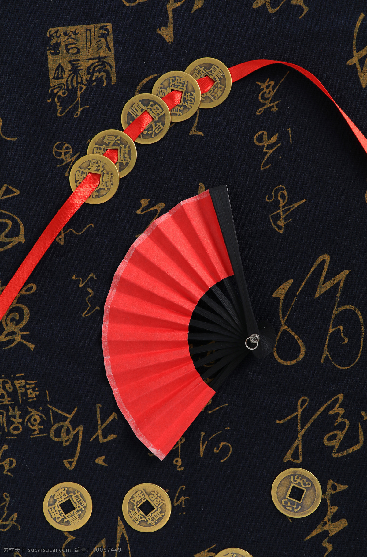 铜钱 纸扇 中国 风 元素 组合 红色 喜庆 国庆 中国风 扇子 装饰品 工艺品 背景图 抠图 特写 文化艺术 传统文化