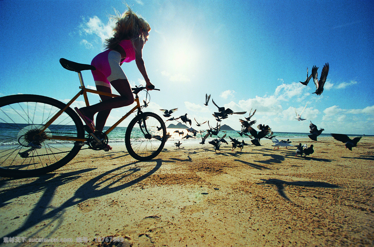 沙滩 骑 自行车 时尚 美女图片 阳光沙滩 美丽海滩 大海 海面 性感美女 沙滩美女 骑自行车 生活人物 人物图片