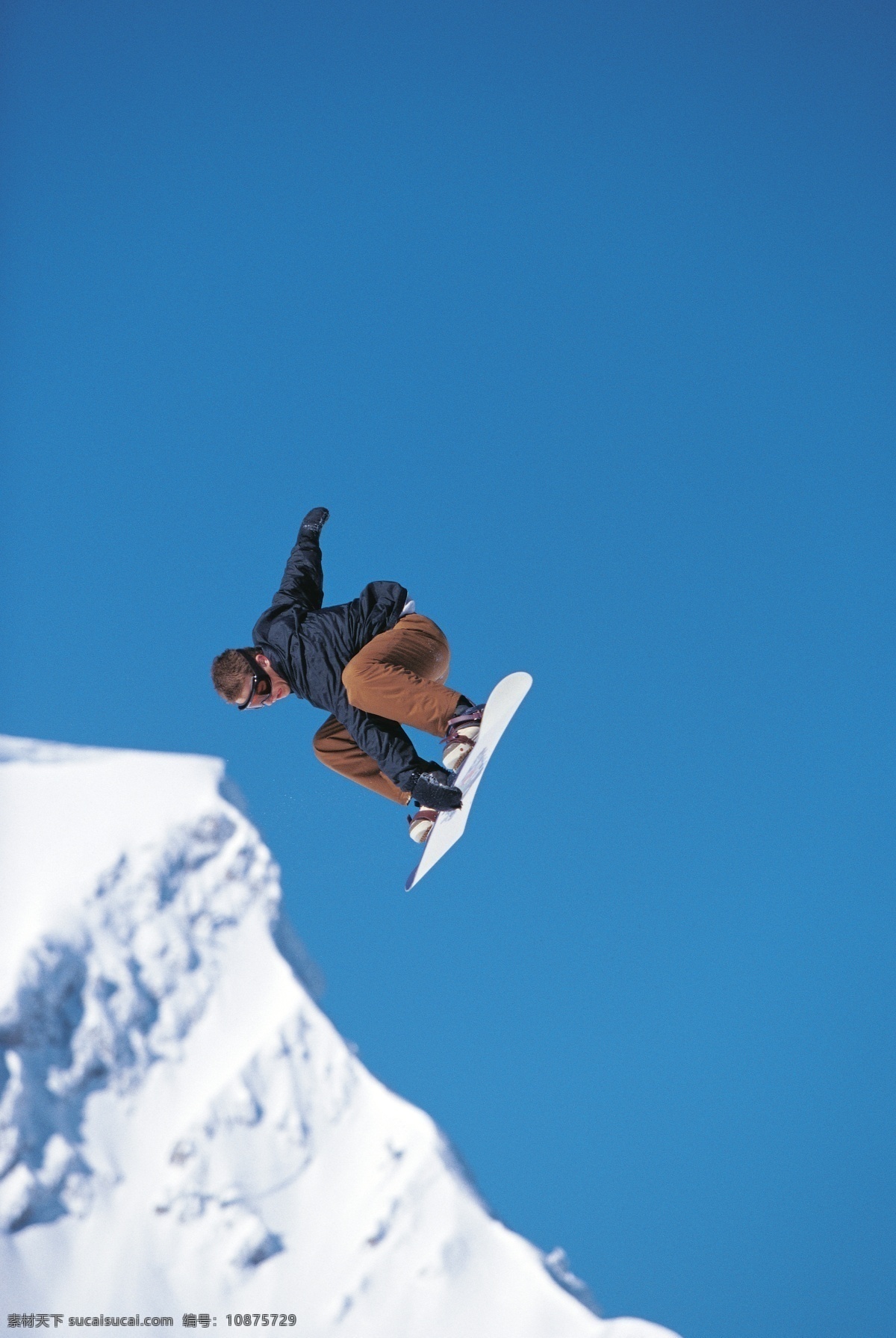 腾空 跳跃 滑雪 运动员 高清 雪地运动 划雪运动 极限运动 体育项目 飞跃 运动图片 生活百科 雪山 风景 摄影图片 高清图片 体育运动 蓝色