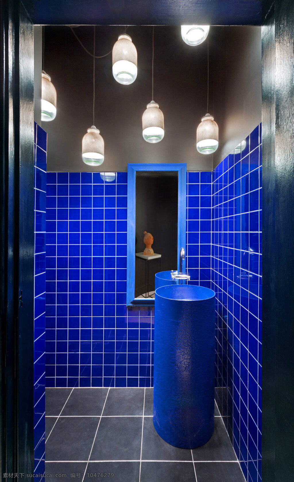 简约 时尚 卫生间 吊灯 装修 效果图 蓝色墙砖 灰色 方块 地板砖 洗脸盆 镜子 门框
