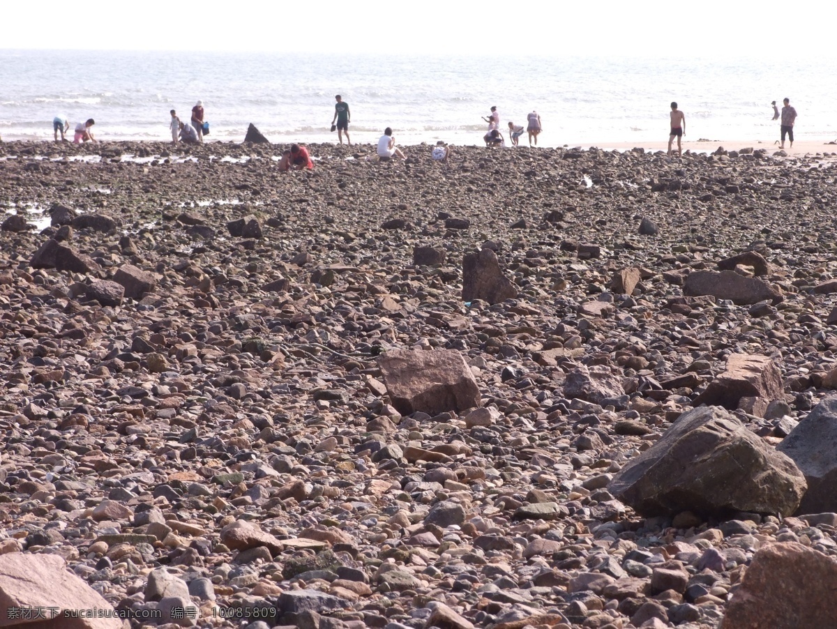 碎石滩 海边 海滩 游人 赶海 国内旅游 旅游摄影 白色