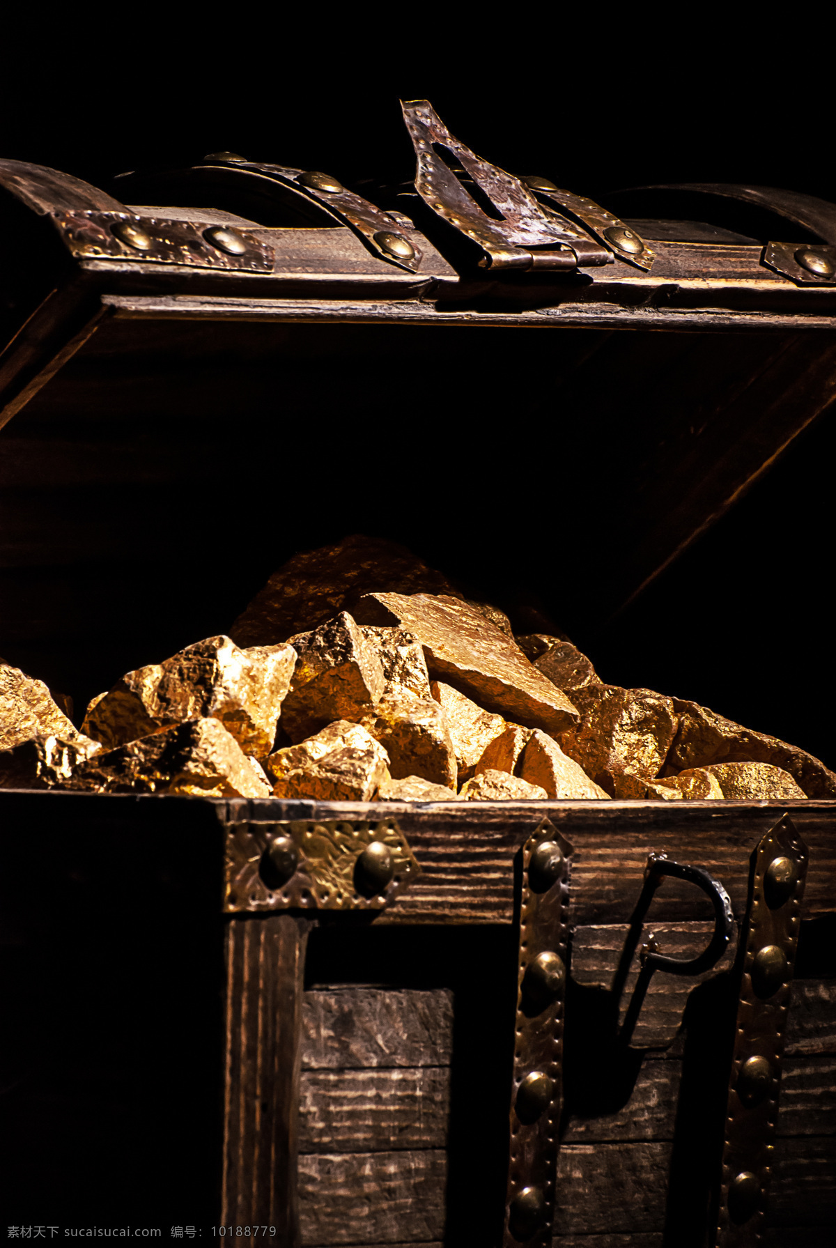 宝 箱 里 黄金 石头 宝箱 箱子 财富 金子 黄金石头 金融货币 金融财经 商务金融