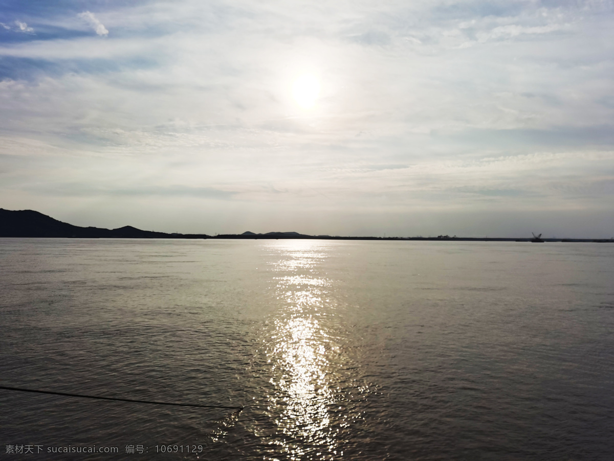 日暮长江图片 日暮里的长江 日暮 长江 晚霞 海边 海浪 海霞 河流 刘钦印 武汉 黄河 船只 江边 日落 日出 朝霞 落日 照片 自然景观 山水风景