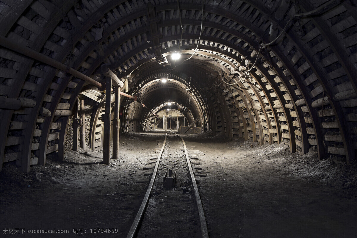 矿井 底部 煤矿 隧道 灯光 轨道 工业生产 现代科技