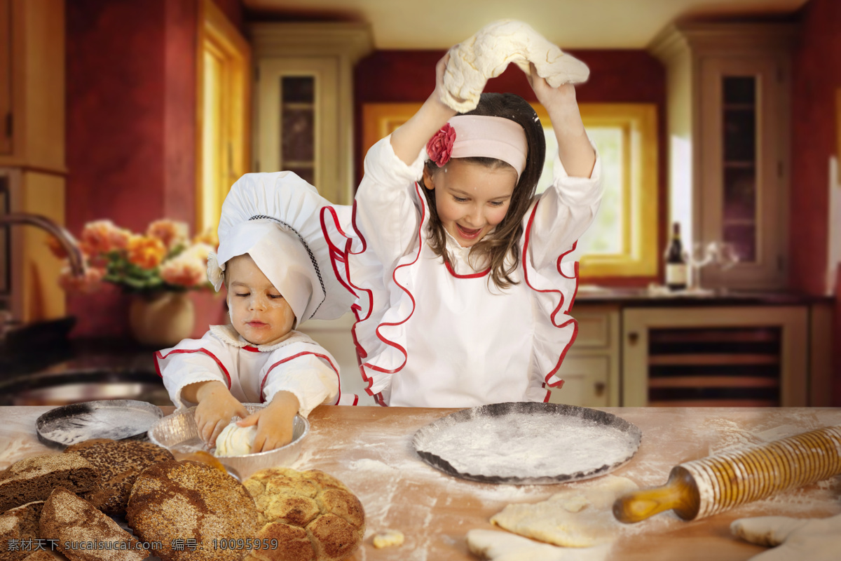 做 面包 小女孩 儿童厨师 可爱女孩 外国女孩 外国儿童 擀面杖 面粉 生活人物 人物图片