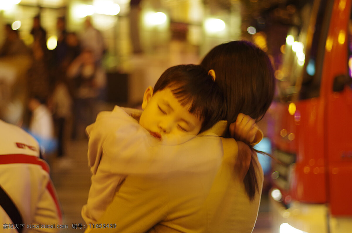 母爱 天津 意大利 风情街 女人 孩子 睡觉 时光 记忆 夜晚 夜景 光斑 温馨 温暖 街头 街角 人物图库 日常生活