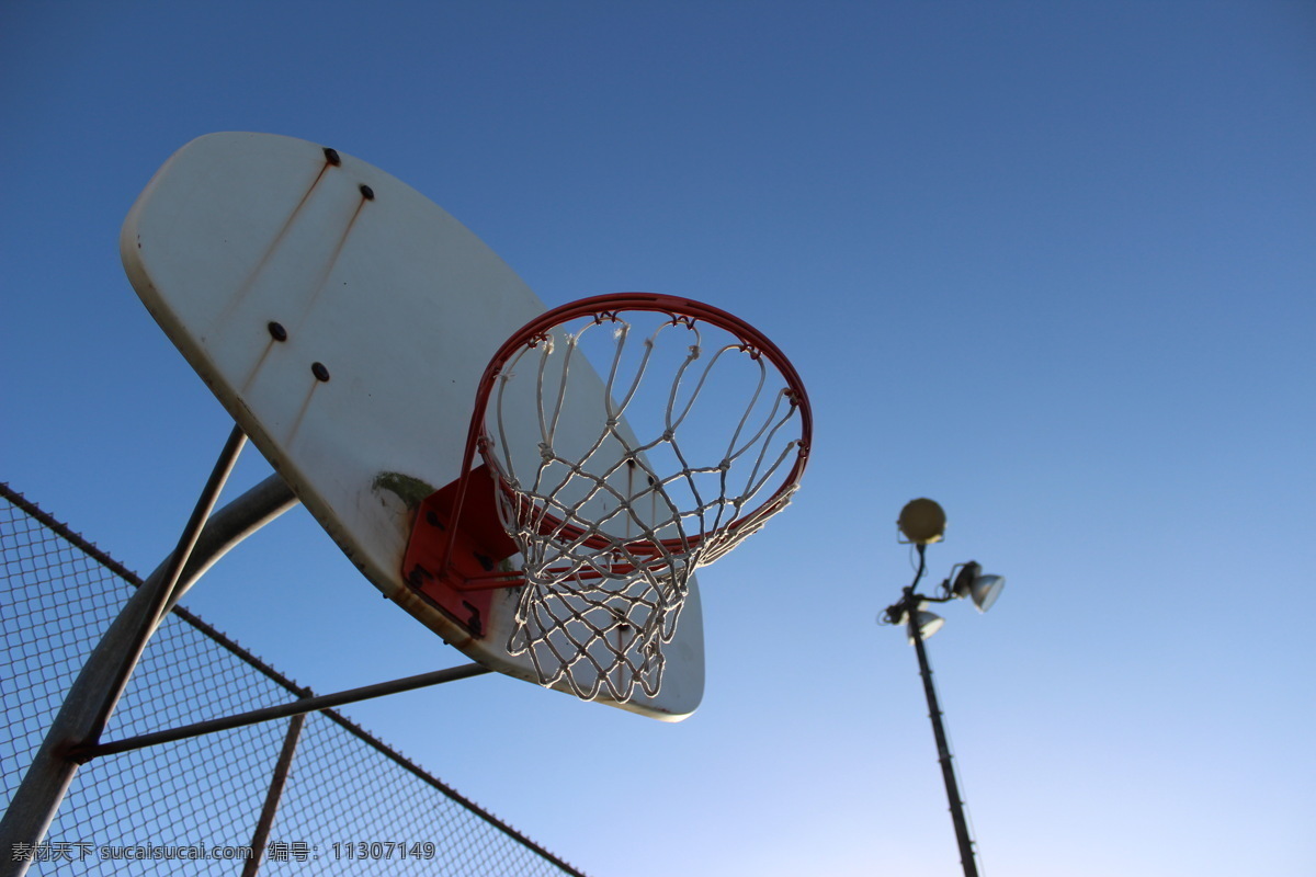篮 框 国外旅游 篮球场 旅游摄影 轻松 天空 自由 篮框 psd源文件