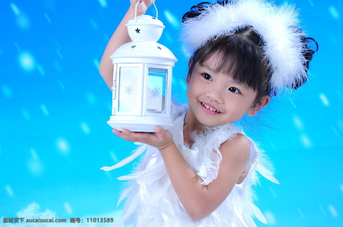 儿童 儿童幼儿 开心 蓝色系背景 女童 人物图库 小女孩 开心小女孩 小姑娘 长相甜美 笑容自然 纯真可爱 鹅绒头饰 鹅毛裙 手提洋灯 照相馆 艺术照 可爱的小孩 家居装饰素材 灯饰素材