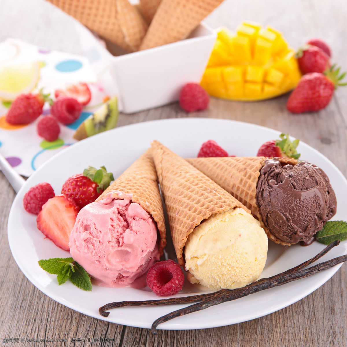 覆盆子 巧克力 冰淇淋 新鲜草莓 水果 七彩冰淇淋 美味冰淇淋 冰激淋 美味美食 夏季凉品 美食插图 其他类别 餐饮美食 白色