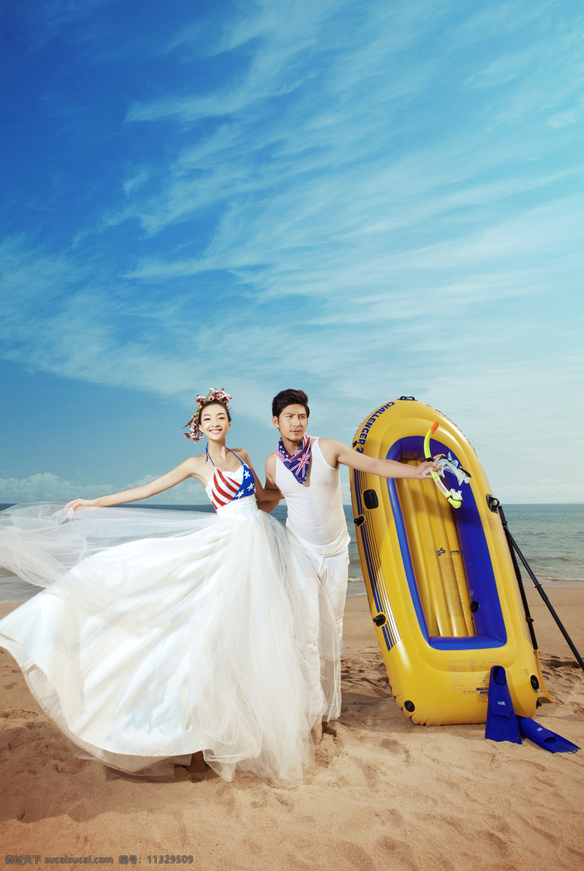 沙滩 上 新人 情侣 新人情侣 帅哥美女 新郎新娘 结婚照 婚纱摄影 汽艇 大海 情侣图片 人物图片