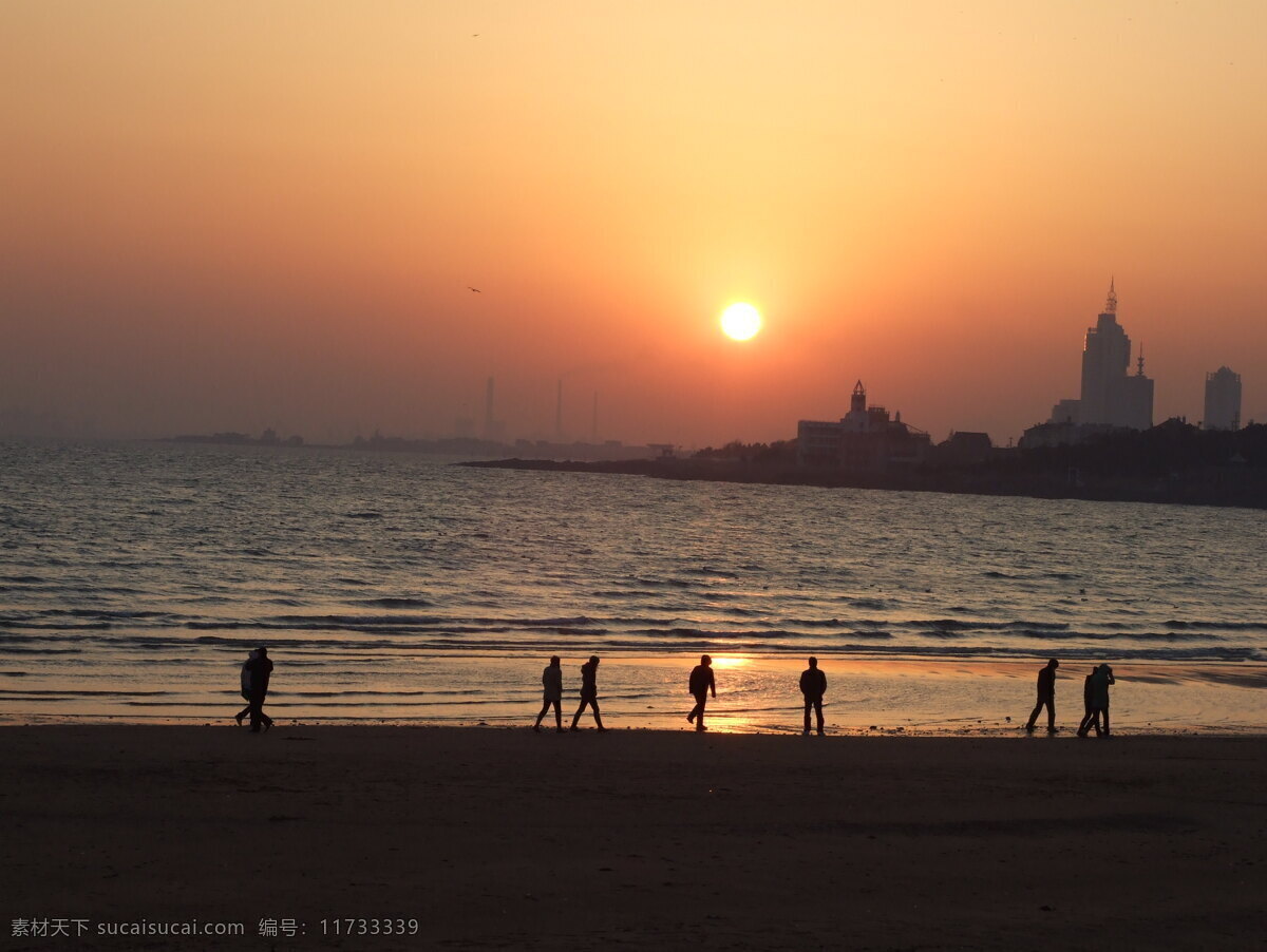 城市 国内旅游 海水 剪影 旅游摄影 天空 夕阳 小人物 海边 图 红晕 游人 黑岸 海滨美景 psd源文件