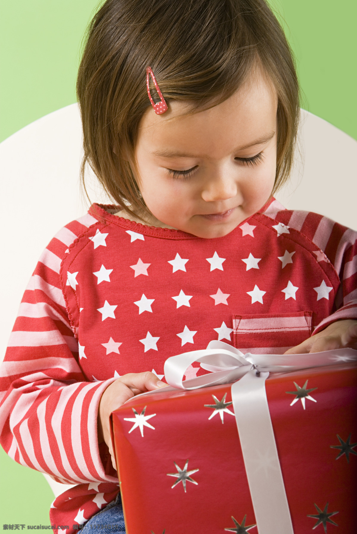 抱 礼包 可爱 女孩 孩子的圣诞节 外国儿童 孩子 小孩 圣诞节 小女孩 礼物 节日庆典 生活百科