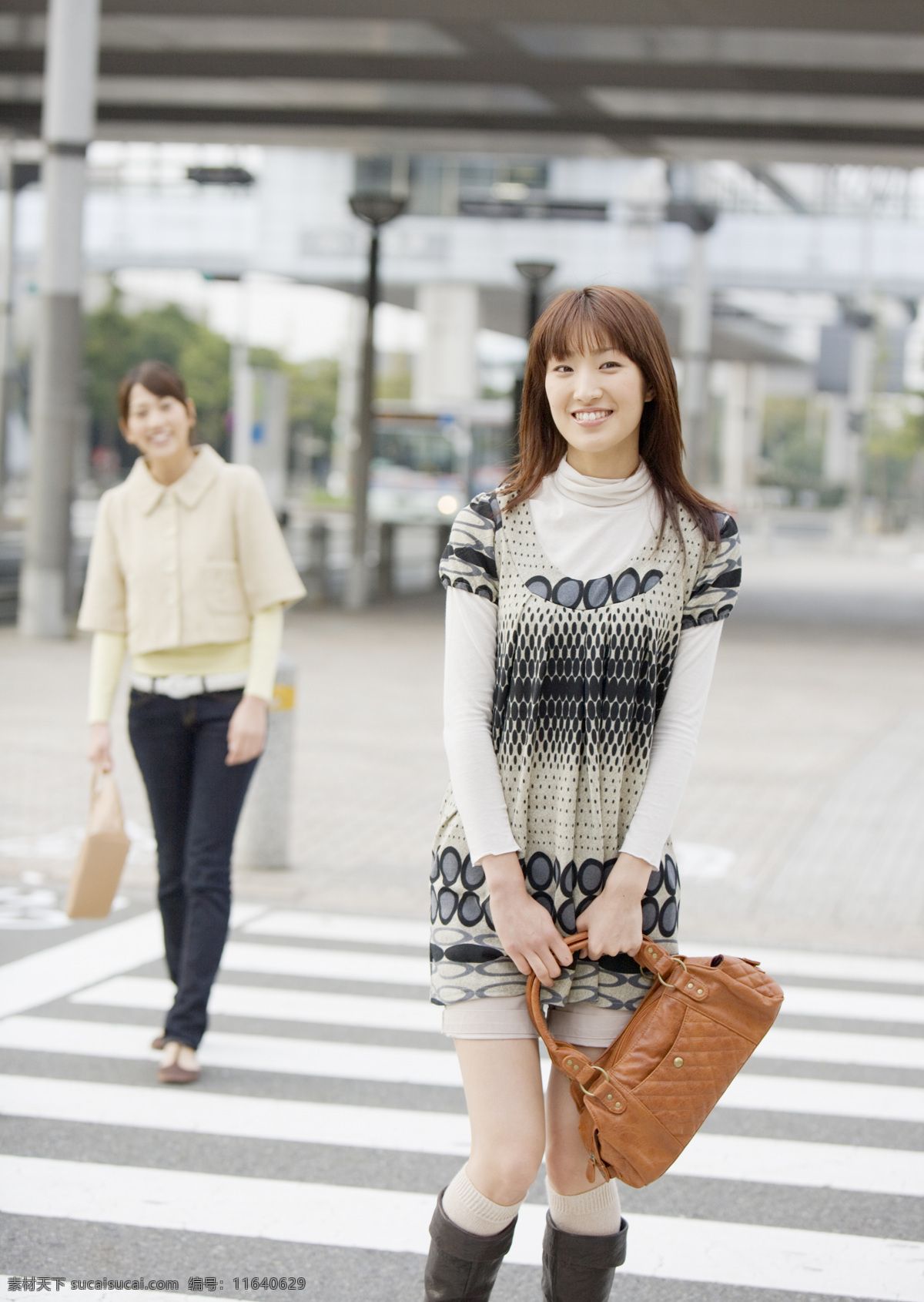 逛街 开心 女孩 淑女 过马路 阳光女孩 开心女孩 假日快乐少女 青春 美少女 少女 休闲 高清图片 美女图片 人物图片