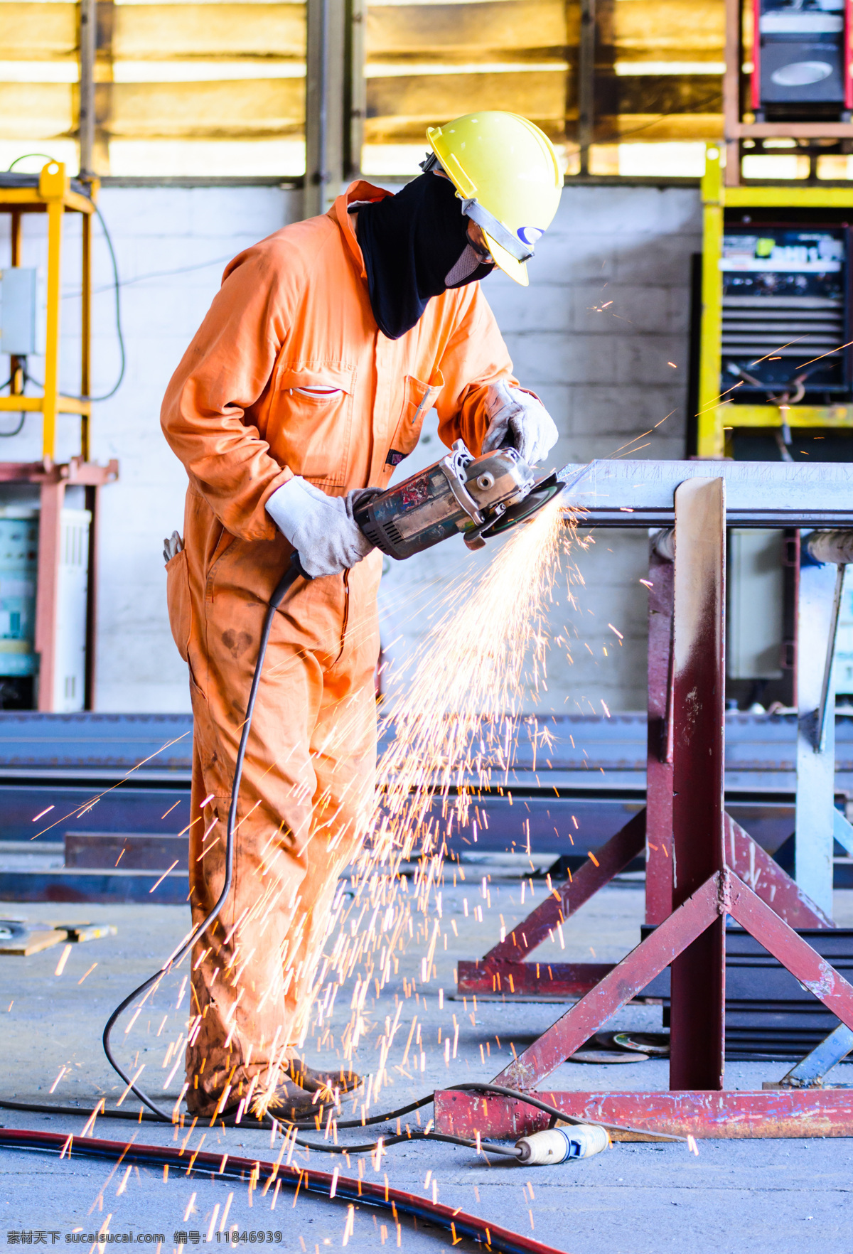 正在 切割 工人 金属 机械 无齿锯 工业 生产 工业生产 现代科技