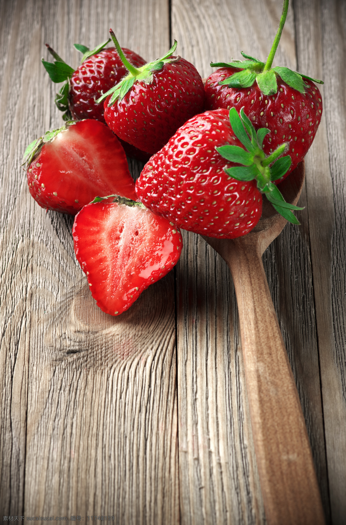 木勺里的草莓 木勺 草莓 新鲜草莓 草莓摄影 新鲜水果 水果蔬菜 餐饮美食 黑色