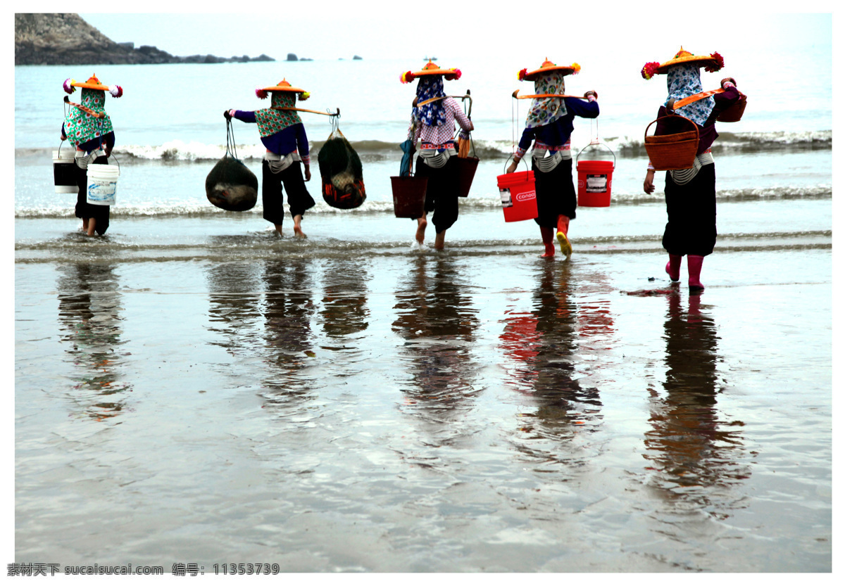 出海 海滩 惠安女 挑担 日常生活 人物图库