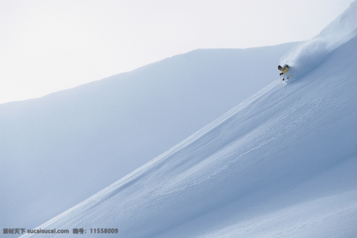 雪山 上 滑雪 运动员 高清 冬天 雪地运动 划雪运动 极限运动 体育项目 飞速 下滑 运动图片 生活百科 风景 雪景 雪山风光 摄影图片 高清图片 体育运动 白色