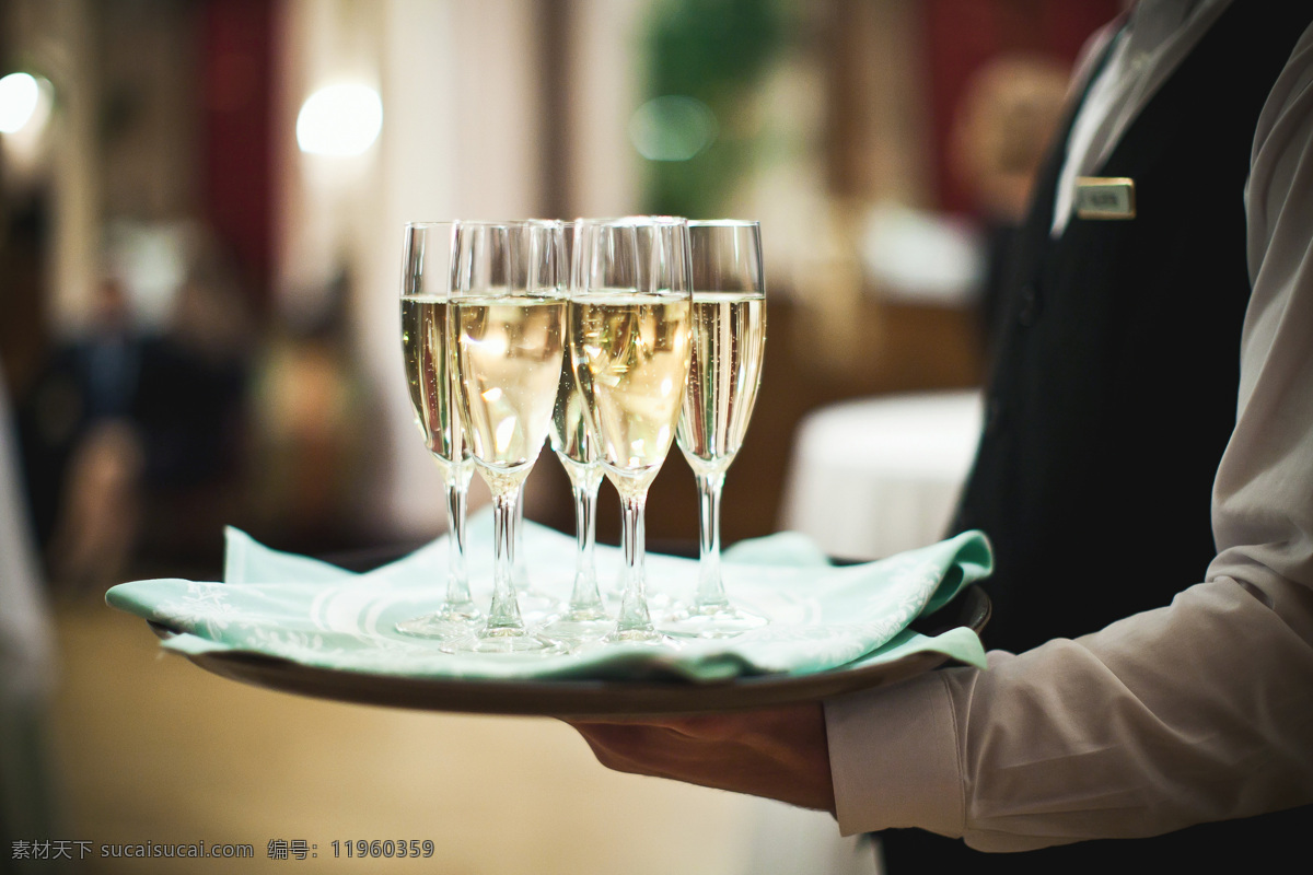侍者 端 香槟 服务员 香槟饮料 高脚杯 酒杯 玻璃杯子 酒类图片 餐饮美食
