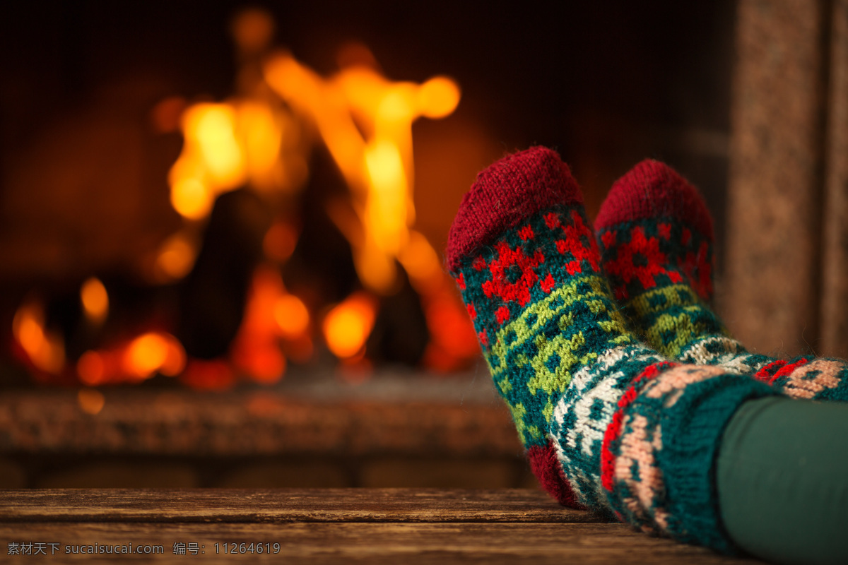 壁炉 前 烤火 双脚 圣诞花纹袜子 炉火 国外家庭 圣诞节 冬季 火焰图片 生活百科