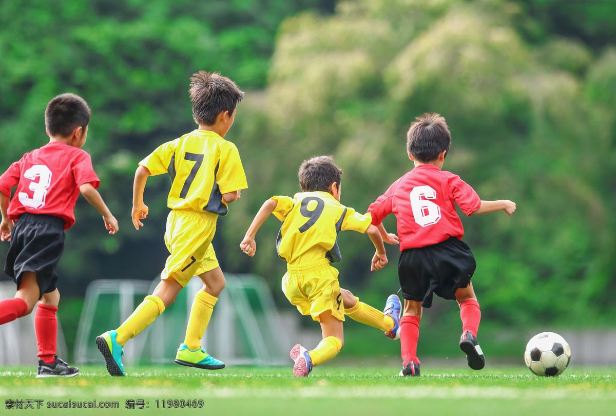 小孩踢足球 小孩 踢足球 公园 比赛 足球 儿童 自然景观