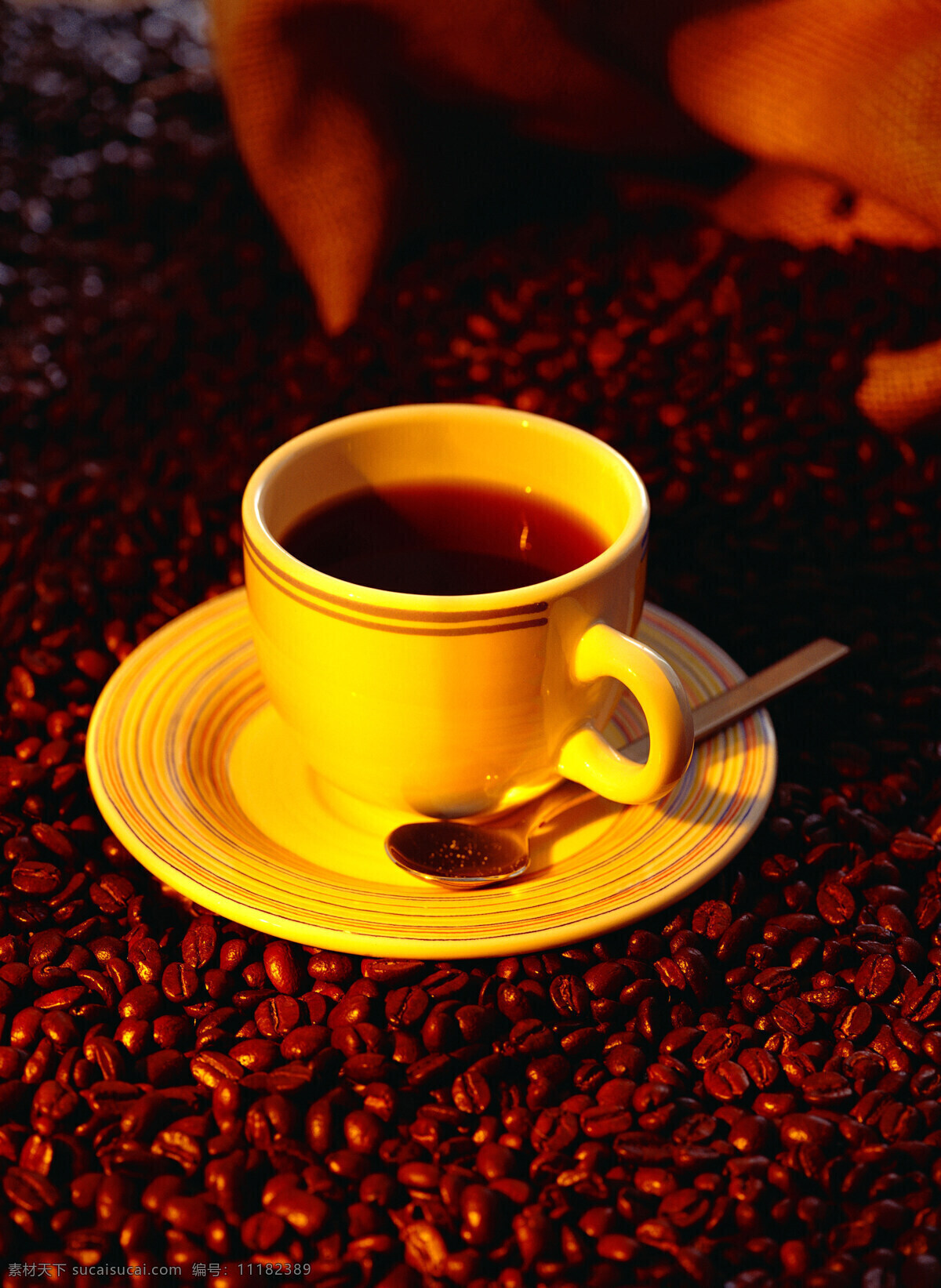 咖啡豆 上 浓香 咖啡 一堆咖啡豆 颗粒 果实 饱满 许多 很多 coffee 褐色 托盘 杯子 勺子 麻袋 包装 铺垫 高清图片 咖啡图片 餐饮美食