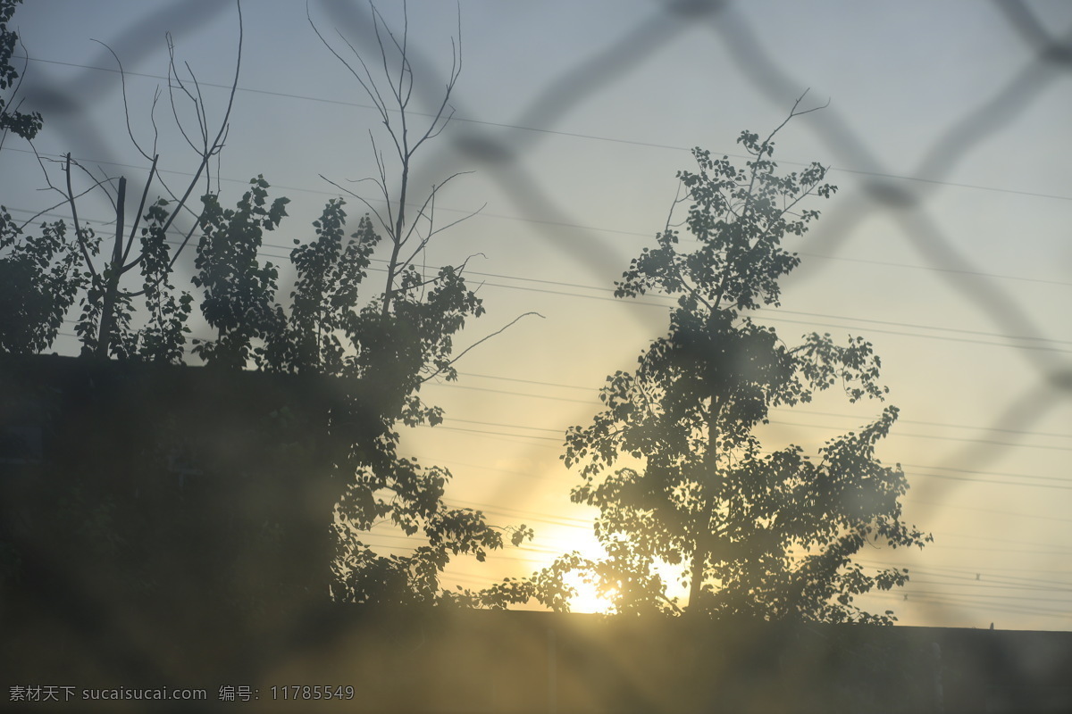 窗外的落日 落日 铁条 窗外 孤独 夕阳 风光摄影 自然景观