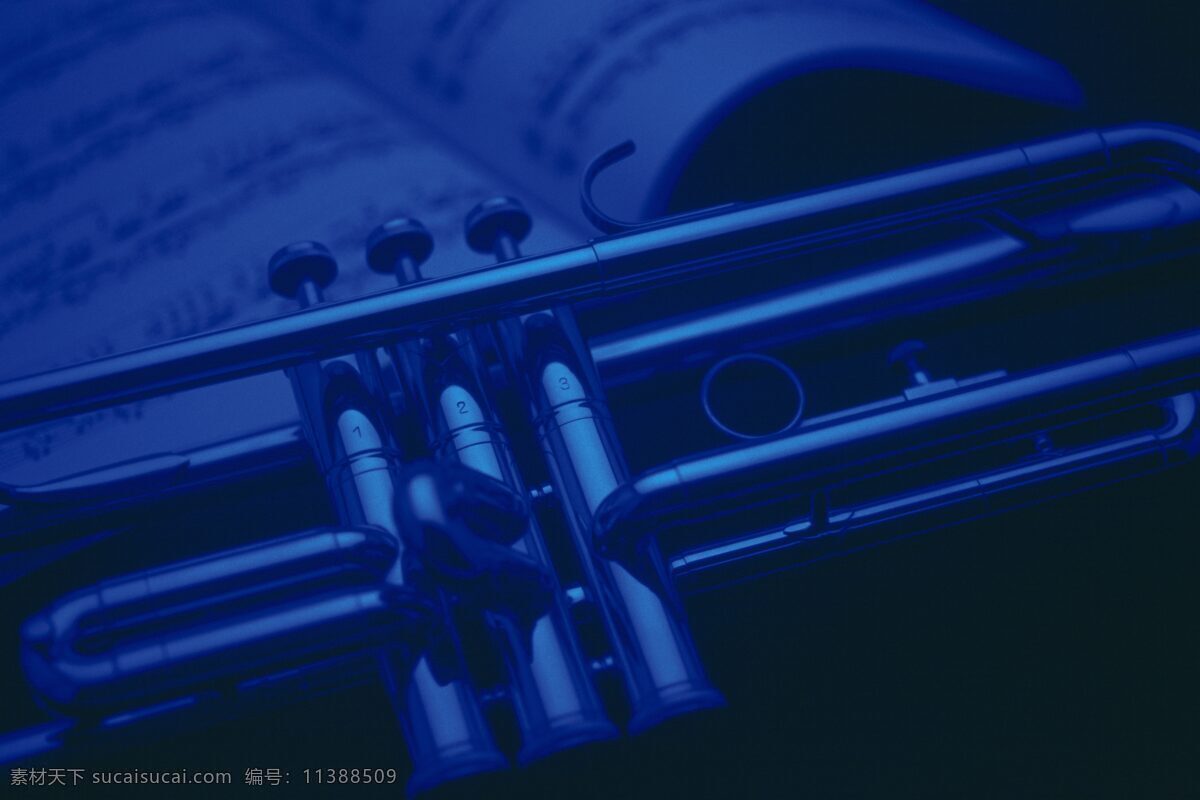 暗蓝色 调 下 小号 局部 特写 乐谱 蓝色 乐器 五线谱 音乐 文化艺术 舞蹈音乐 高精度 摄影图库