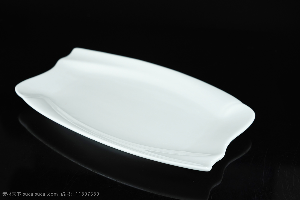 白色 异形 陶瓷 盘子 厨具 产品摄影 实物摄影 摄影素材 图案素材 生活百科 生活素材