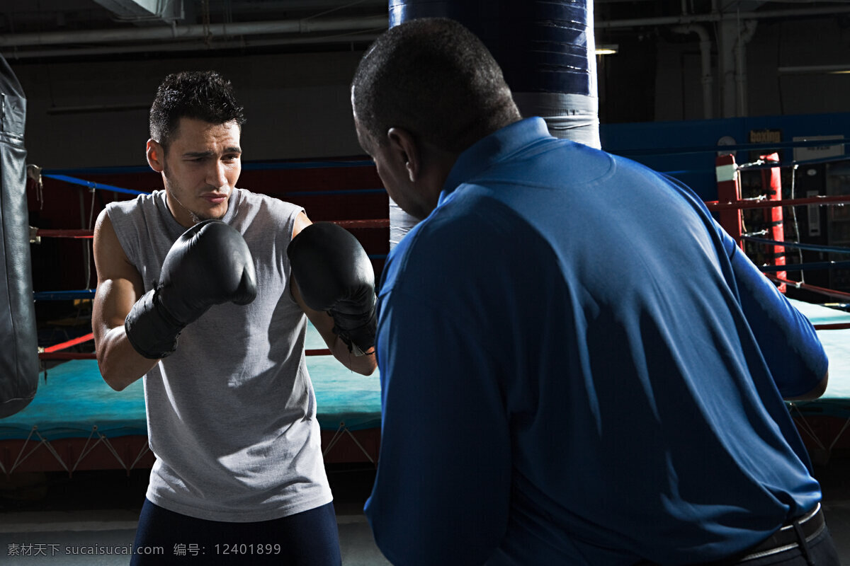 接受 教练 指导 拳击手 训练 拳击手套 拳击 搏击 力量 男人 肌肉 高清图片 商务人士 人物图片