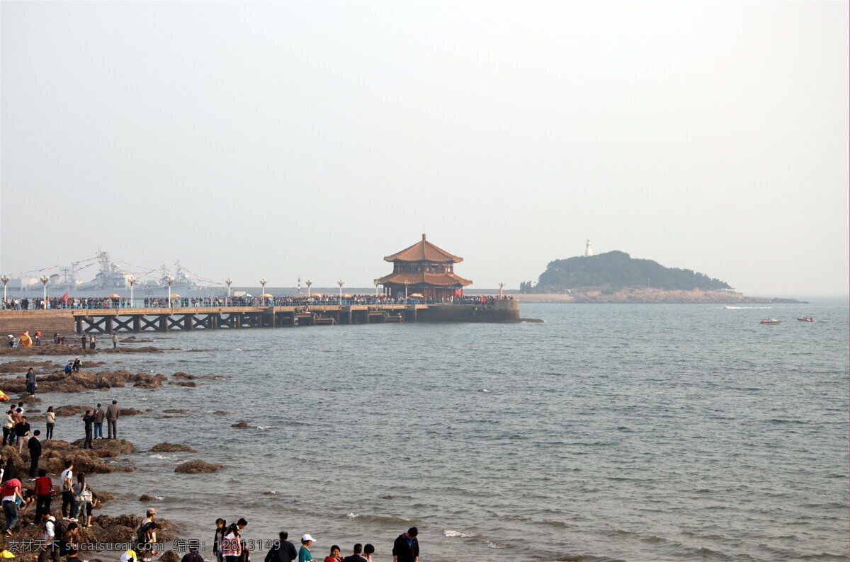 栈桥 小青岛 海滩 旅游摄影 青岛 人文景观 游人 栈桥和小青岛 栈桥小青岛 psd源文件