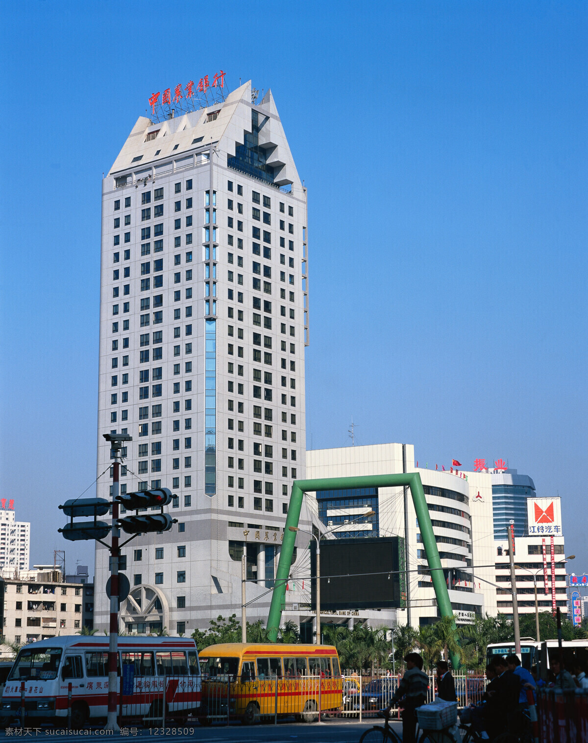 中国农业银行 大厦 城市风景 公路 绿化 植物 建筑物 建筑 天空 蓝天 风景摄影 城市摄像 高楼大厦 城市风光 环境家居