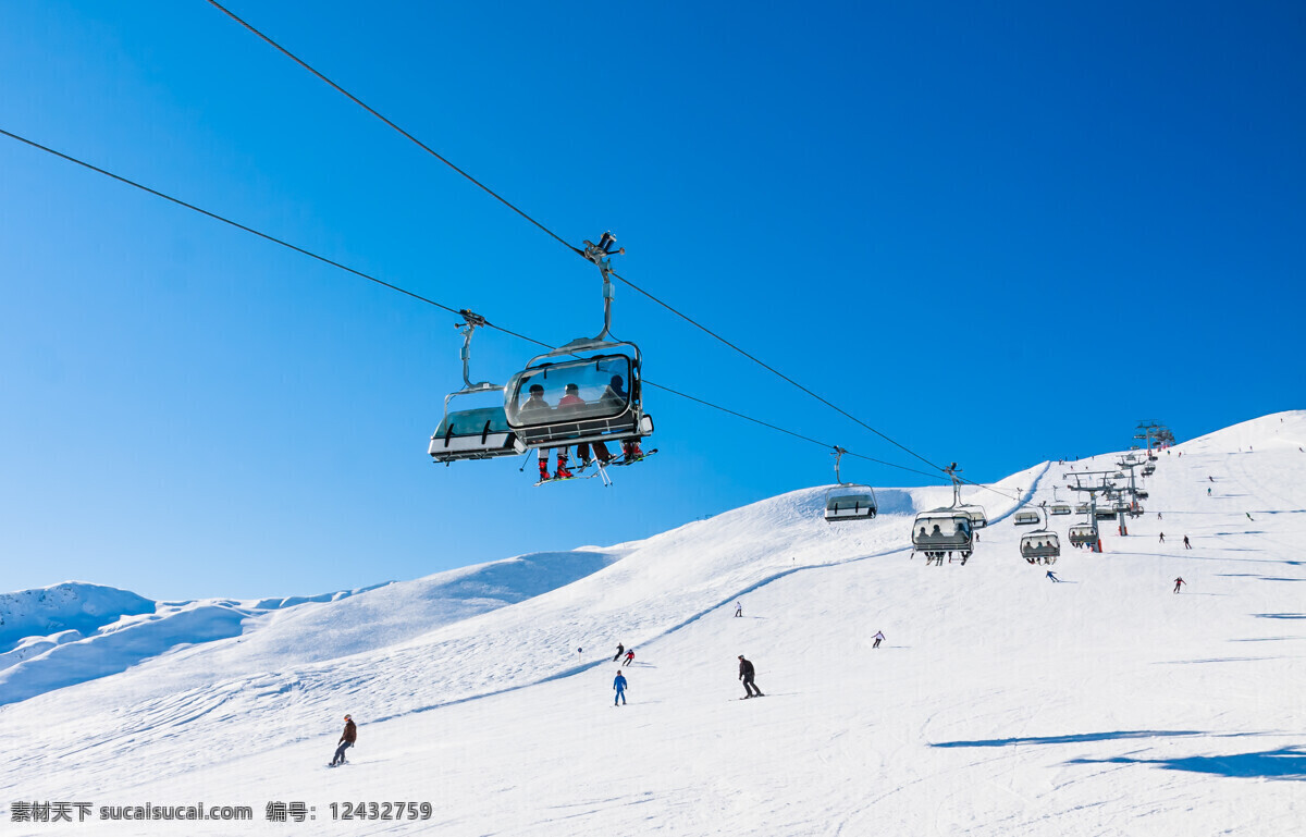 游览车 滑雪 人物 滑雪运动员 滑雪场风景 滑雪公园风景 雪地风景 美丽雪景 雪山风景 体育运动 滑雪图片 生活百科