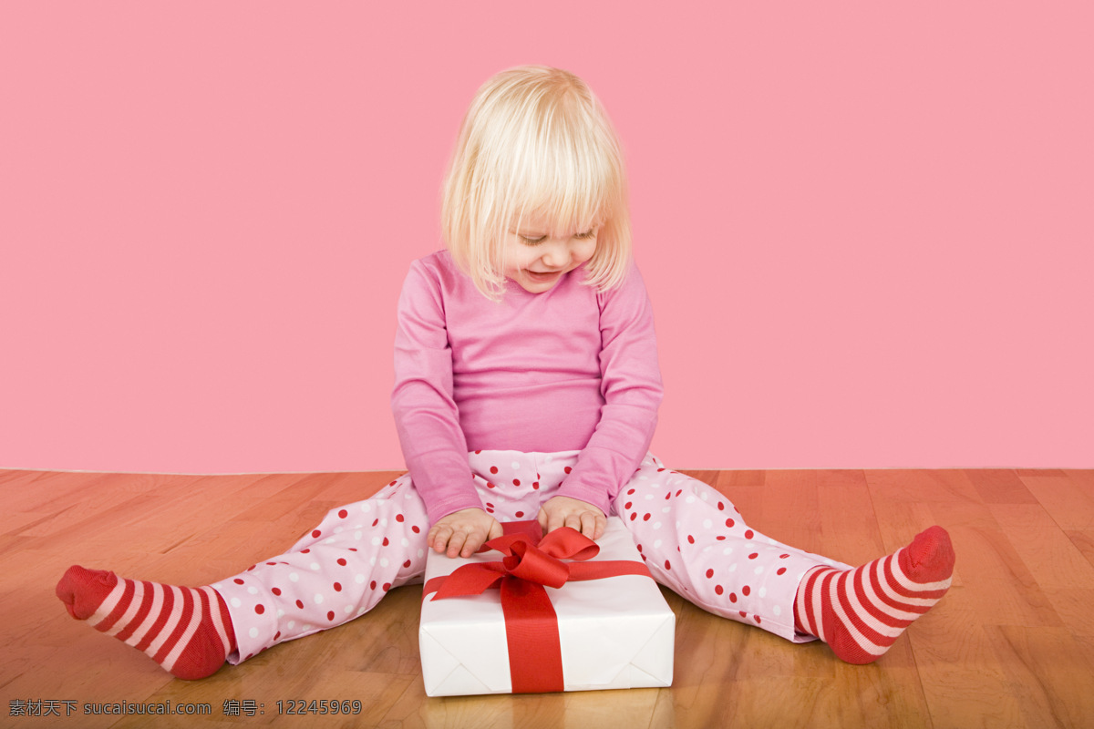 抱 礼包 可爱 小女孩 孩子的圣诞节 外国儿童 孩子 小孩 圣诞节 礼物 节日庆典 生活百科 粉色