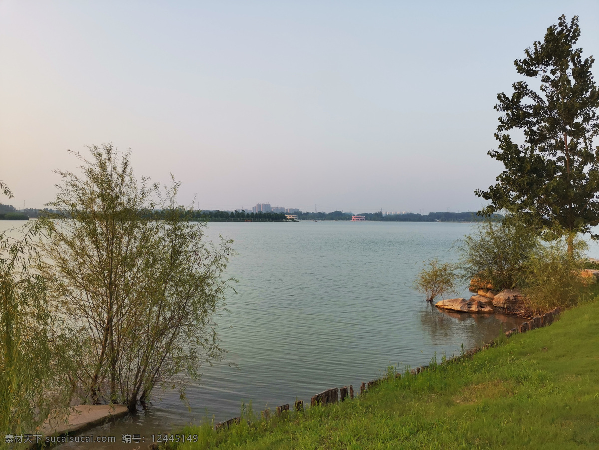 湖面 湖边 石头 自然生态 背景 自然 生态 随性
