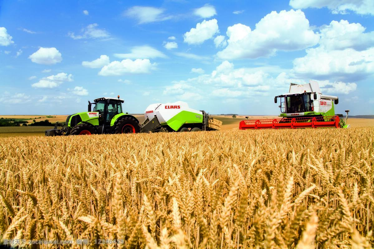 拖拉机收割机 拖拉机 打捆机 耕地 翻地 蓝天 克拉斯 收割机 麦地 收获丰收 现代科技 农业生产
