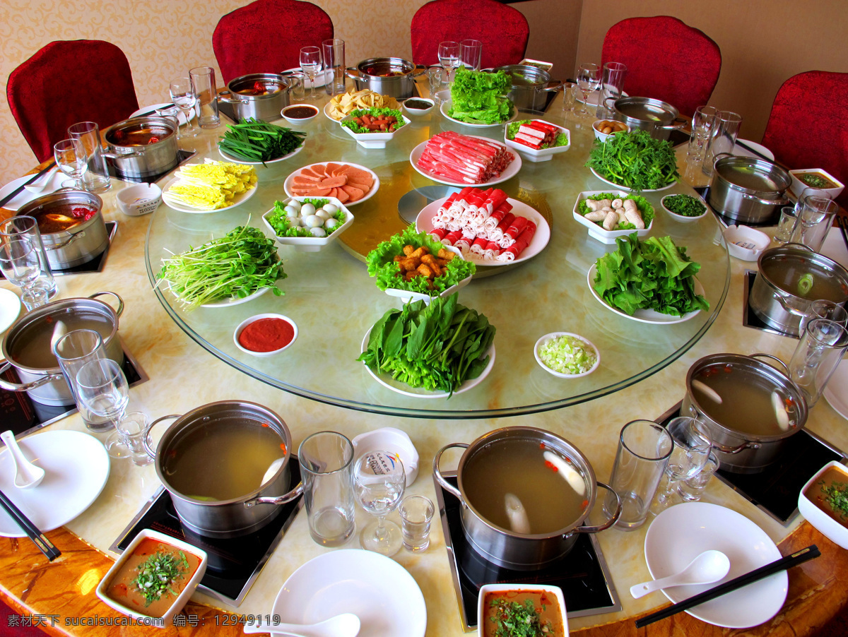优雅 火锅 圆桌 餐桌 美食 餐饮美食 中华美食 大图 高像素 摄影作品 食欲 特写 菜肴 好吃的 青菜 分锅 羊肉卷
