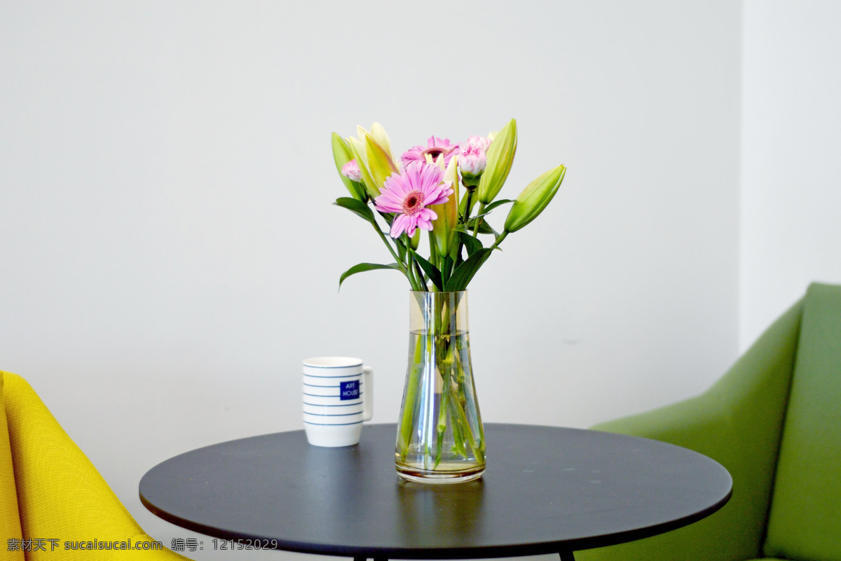 桌子上的花瓶 花瓶 花艺 插花 花卉 圆桌 非洲菊 花 家居 生物世界 花草