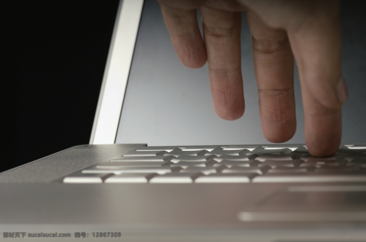 银白色 笔记本 电脑 键盘 手 高清图片 物品 科技 科学 高科技 现代科技 金属 数字 光泽 冷色调 金属光泽 黑色 灰色 手提电脑 电脑数码 生活百科